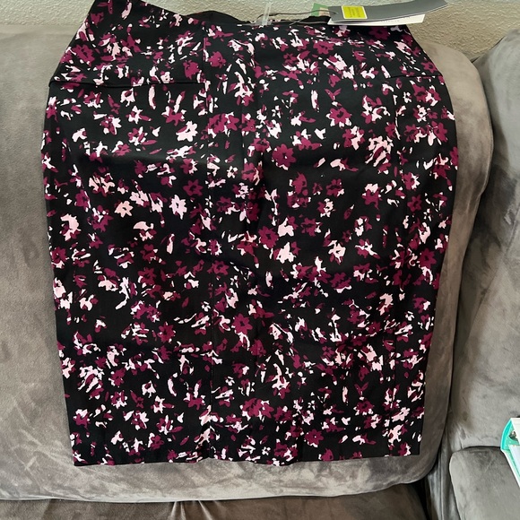 Dresses & Skirts - Lysse pencil skirt! Super cute